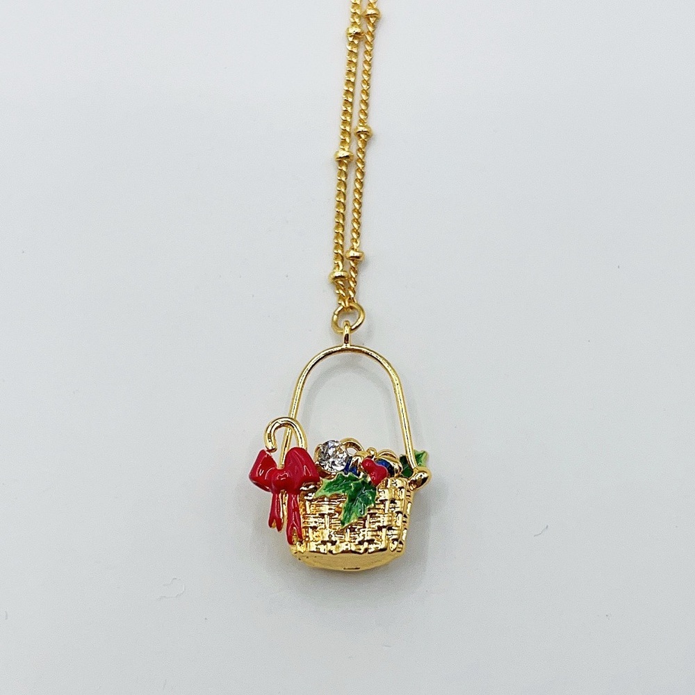 Les Nereides present basket necklace